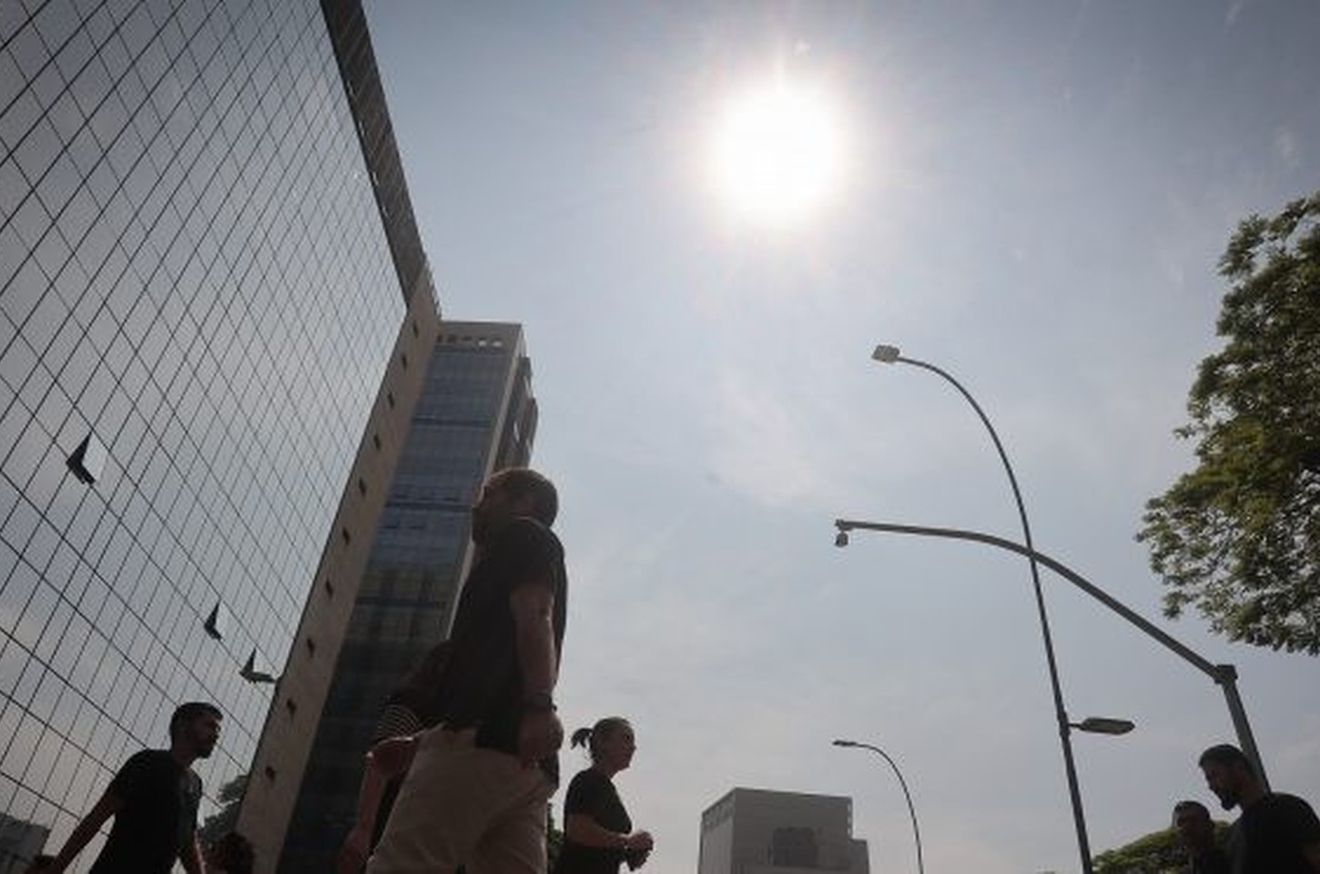 São Paulo tem domingo de sol, calor e pancadas de chuva isoladas