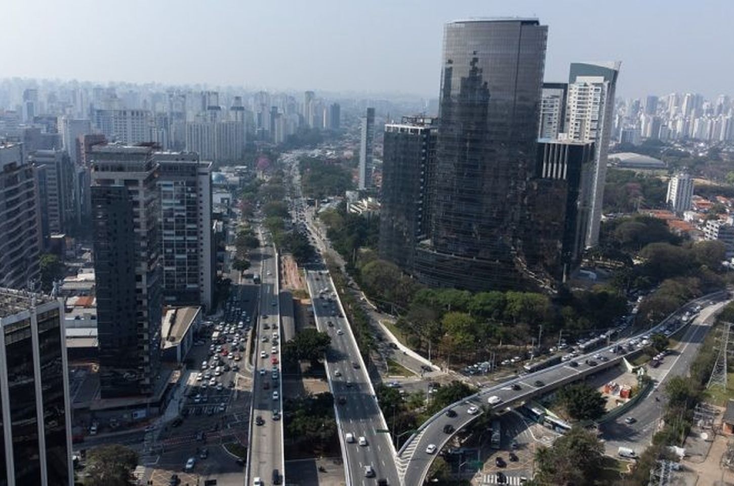 São Paulo tem quinta-feira de tempo estável, sol e calor; umidade do ar cai no interior