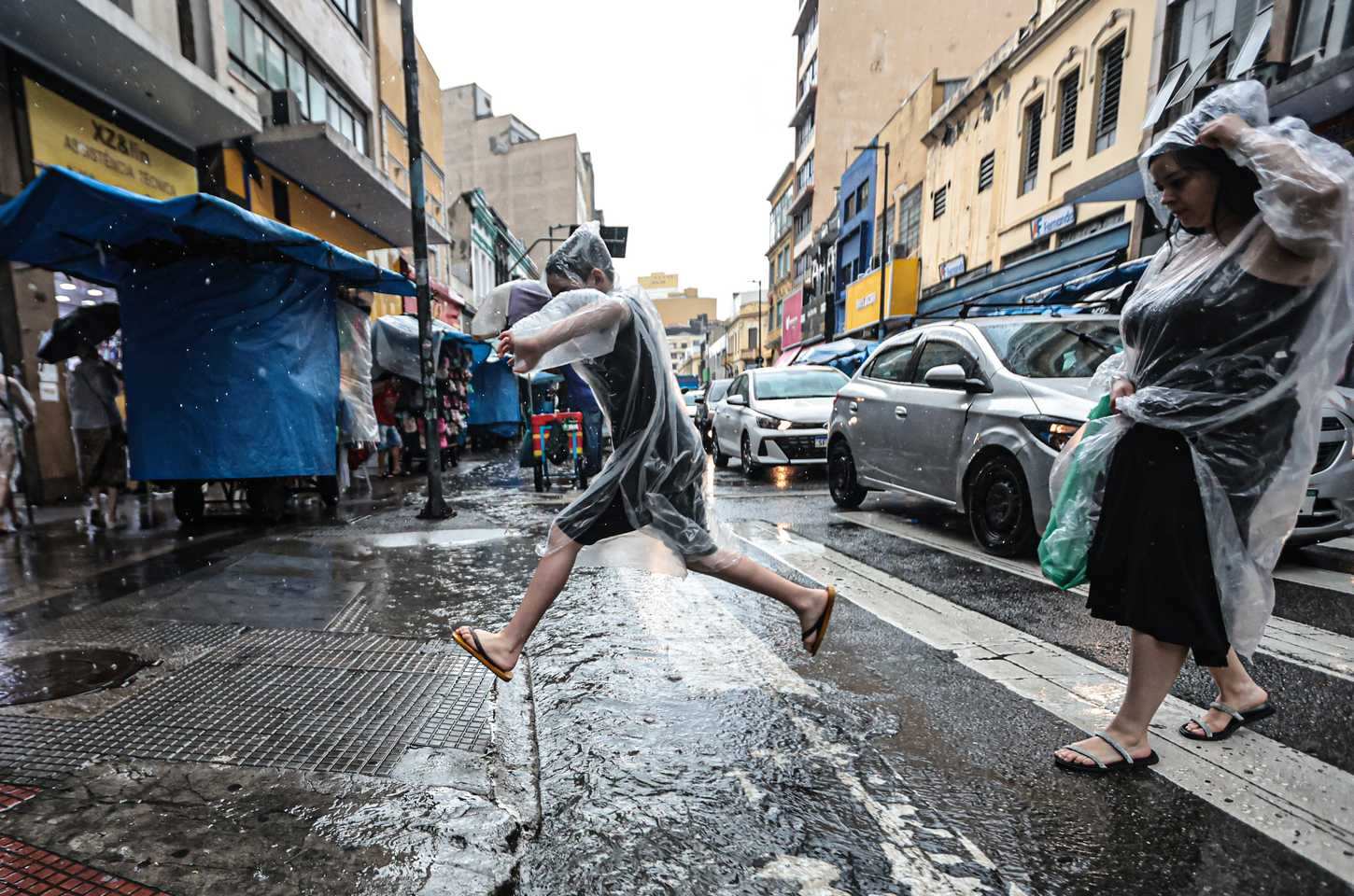 São Paulo tem tarde de tempestade com ventos, raios e granizo