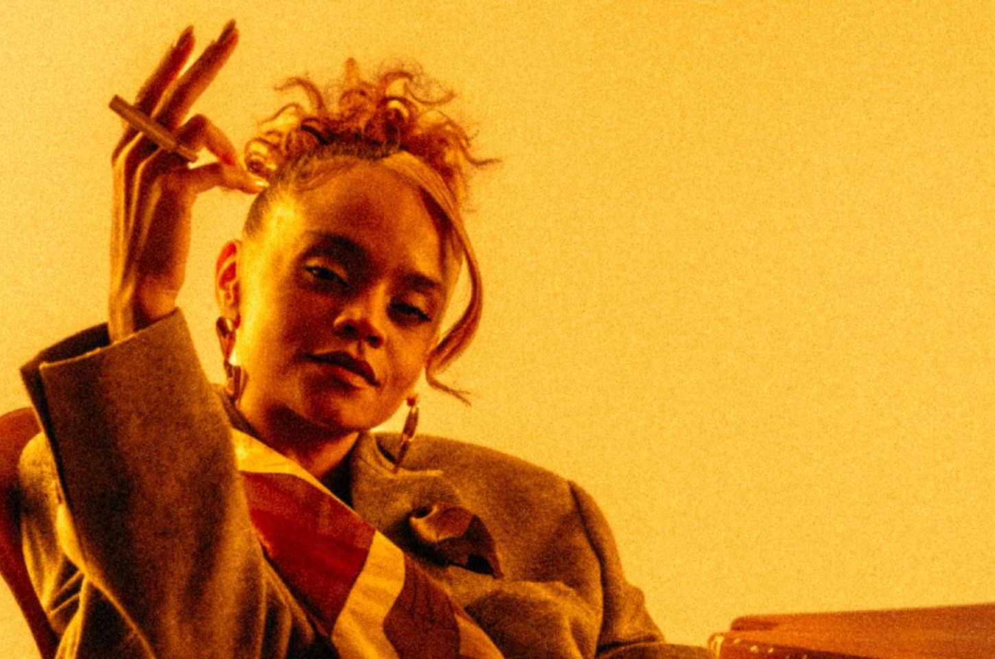 Sarah Roston lança clipe sobre relações tóxicas com exclusividade na Billboard