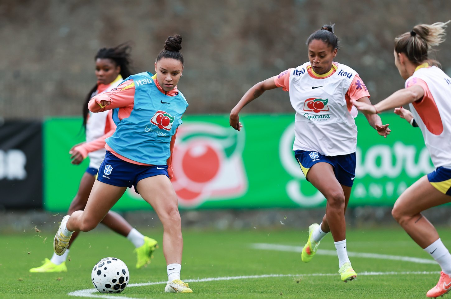 Seleção feminina inicia preparação para amistosos na Europa