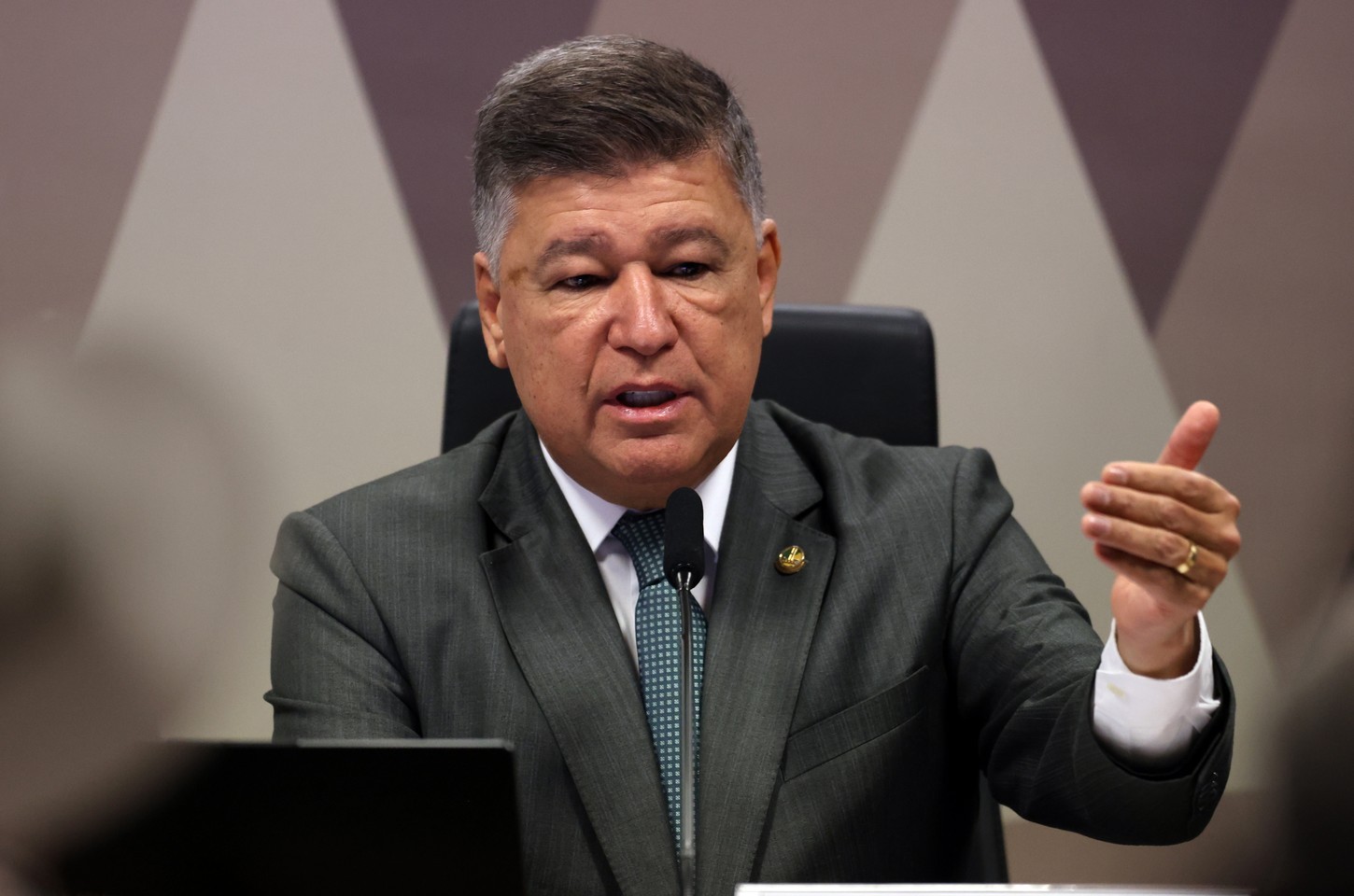 Senador anuncia recurso contra decisão do STF sobre depoimento de banqueiro