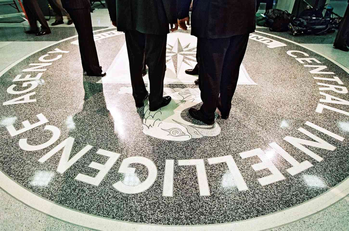 Senador Wyden alerta sobre atividades secretas da CIA