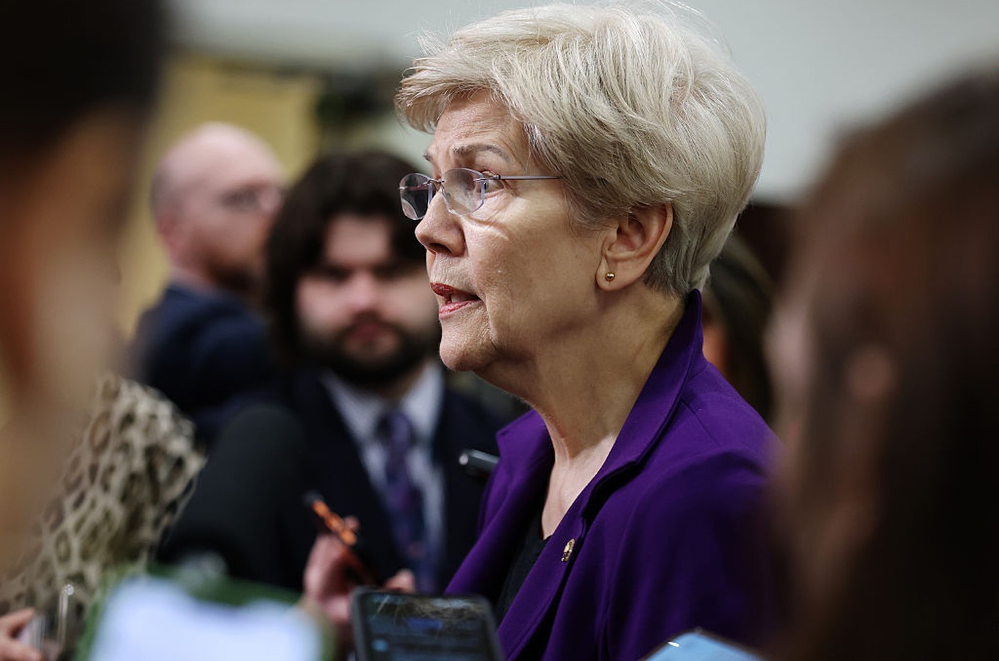 Senadora Warren questiona acesso da xAI de Elon Musk a redes secretas