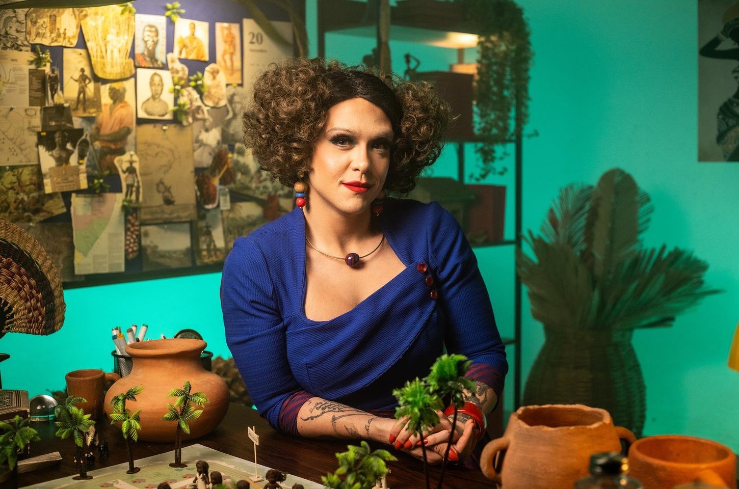 Série 'Como Nascem os Heróis' volta à TV Brasil com crítica bem-humorada
