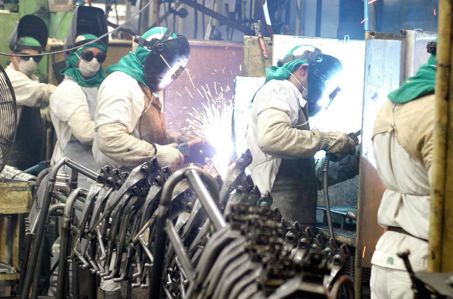 Setor de máquinas e equipamentos desacelera em 2026 após crescimento moderado