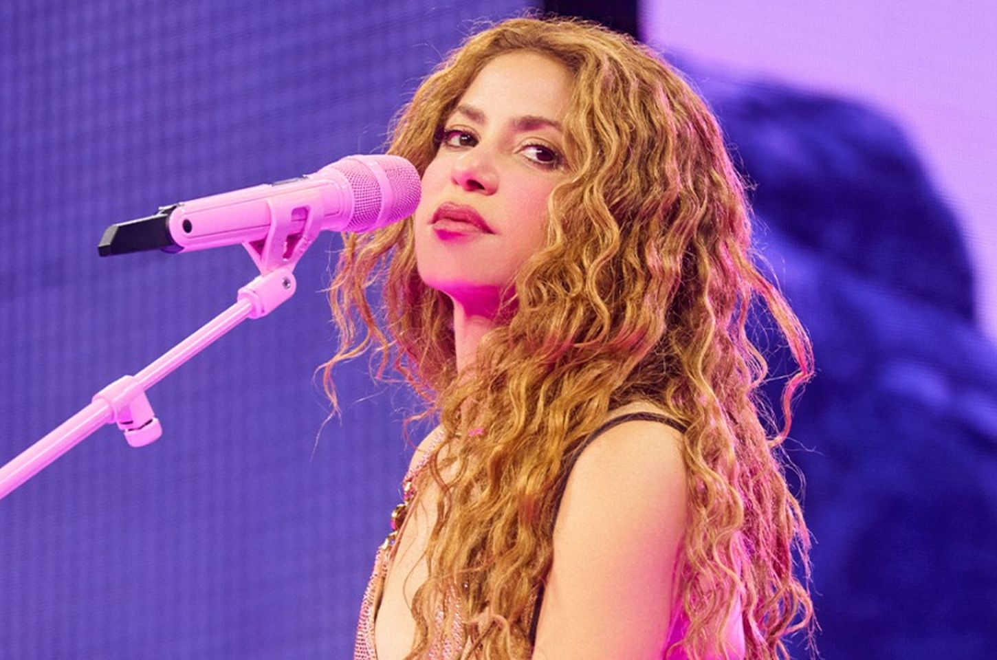 Shakira emociona ao cantar ao vivo com seus dois filhos pela primeira vez