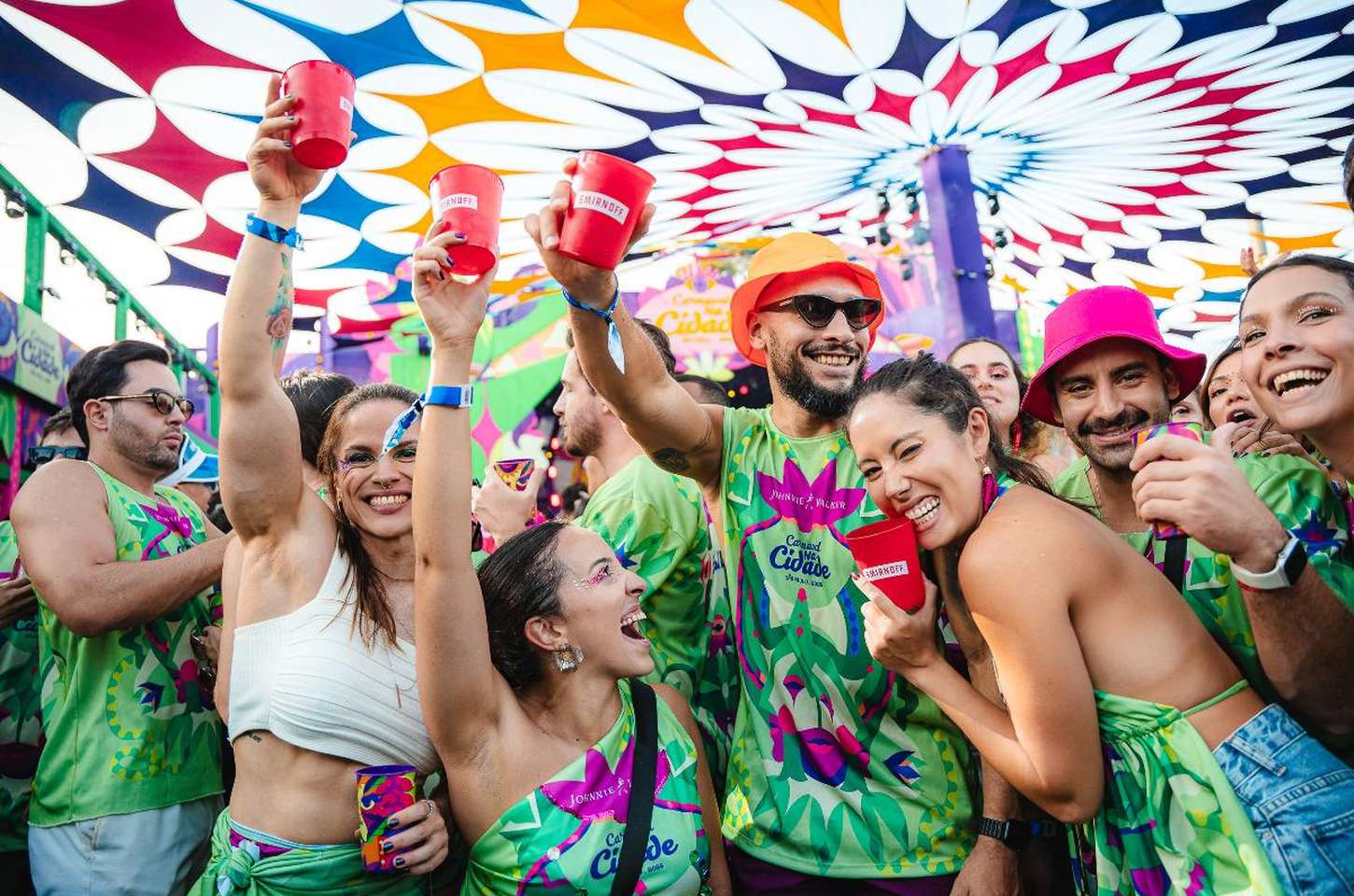 Smirnoff lidera celebração no Carnaval 2026 com Caipiroska e samba