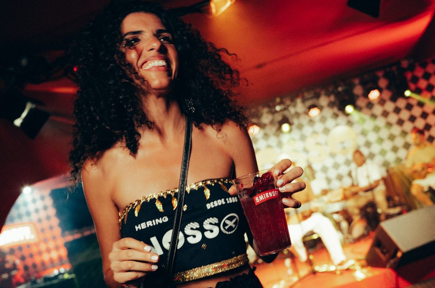 Smirnoff transforma camarote da Sapucaí em experiência de samba e Caipiroska