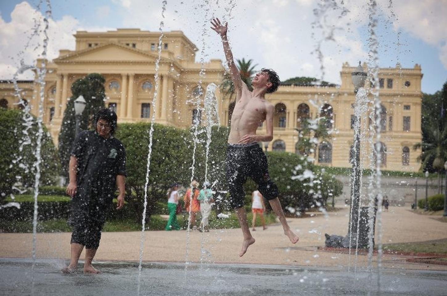 Sol e pancadas de chuva isoladas marcam o domingo em São Paulo