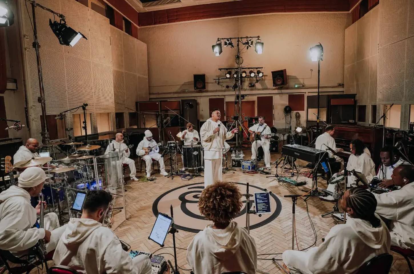 Sorriso Maroto grava roda de samba no Abbey Road e vence Grammy Latino