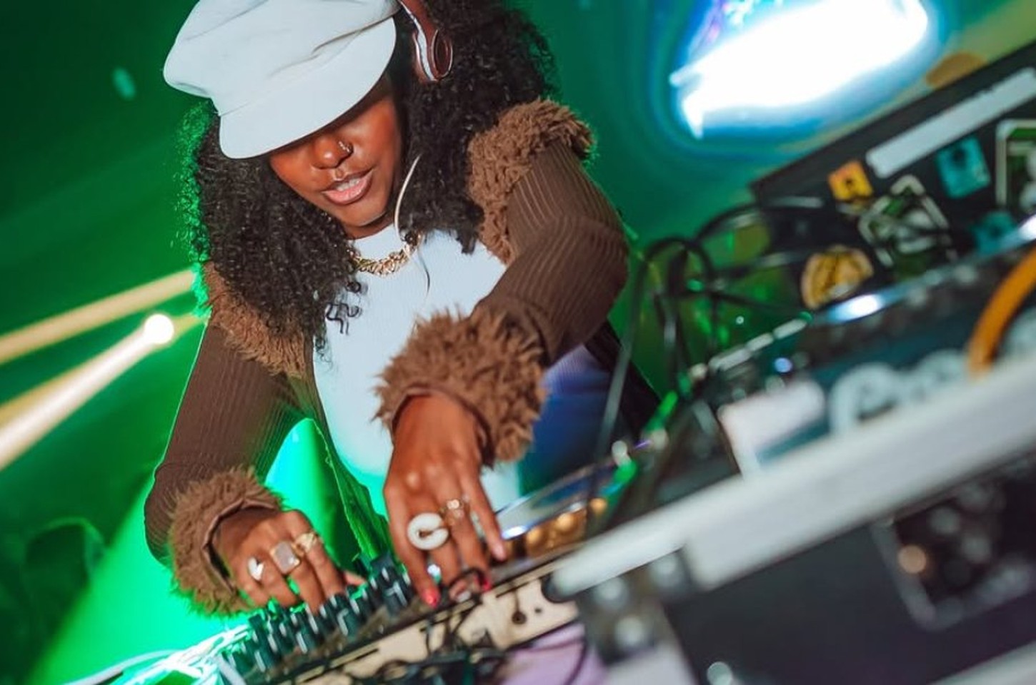 Sprite Fresh District no Lolla BR 2026: vitrine para DJs e arte da discotecagem