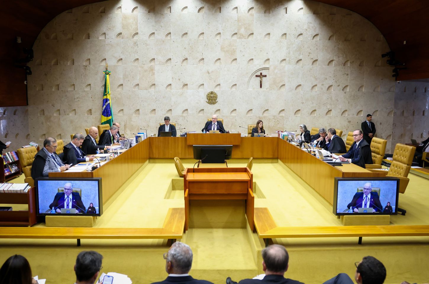 STF decide sobre suspensão de penduricalhos que ultrapassam teto constitucional