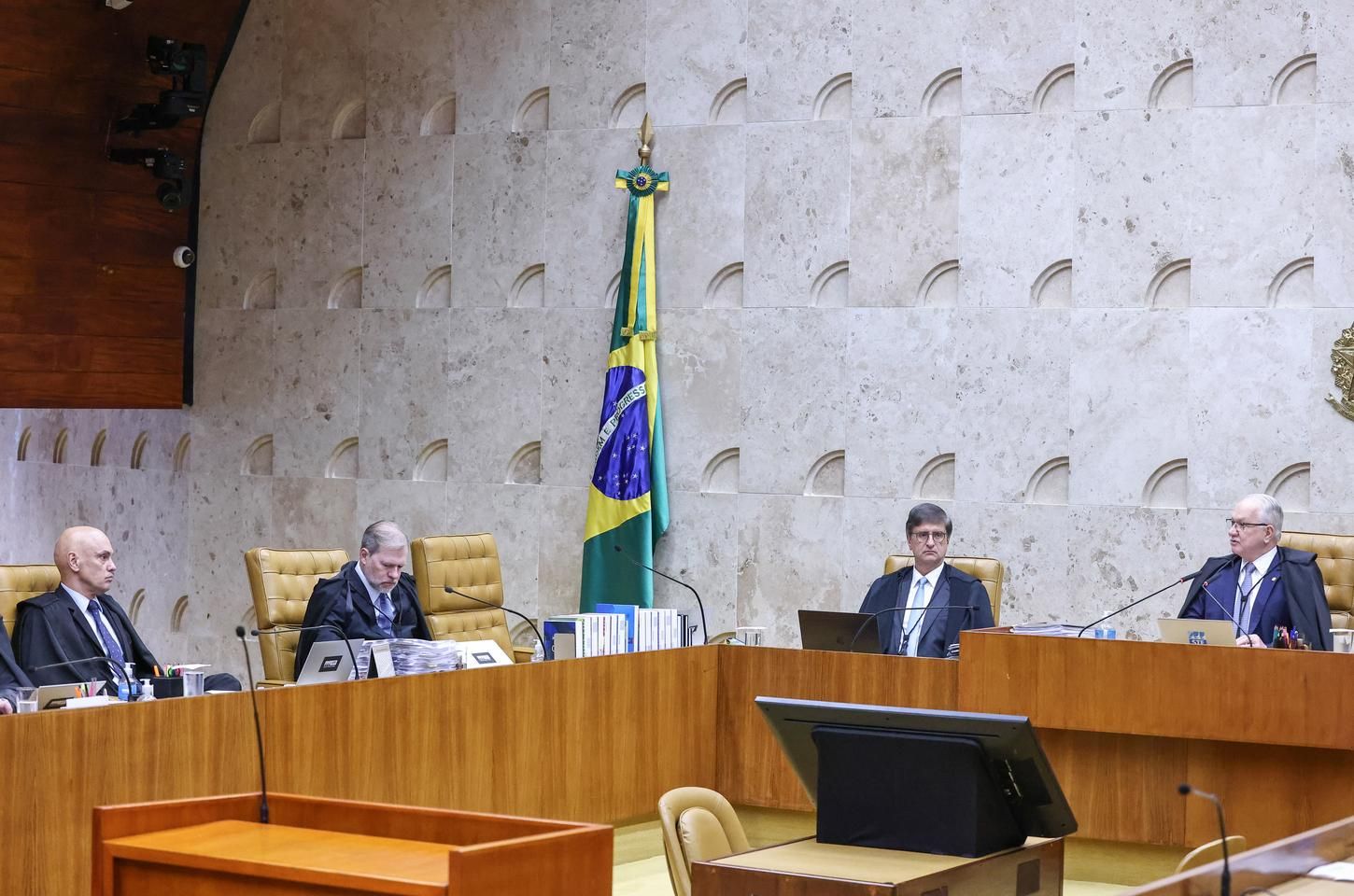 STF inicia julgamento sobre suspensão de penduricalhos acima do teto