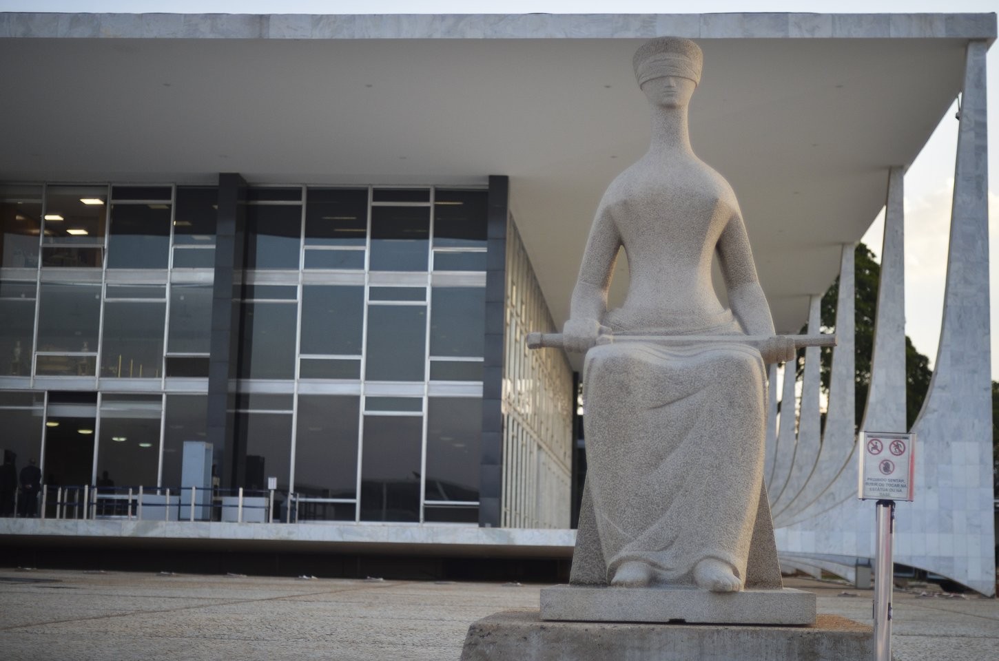 STF torna Eduardo Bolsonaro réu por crime de coação em processo