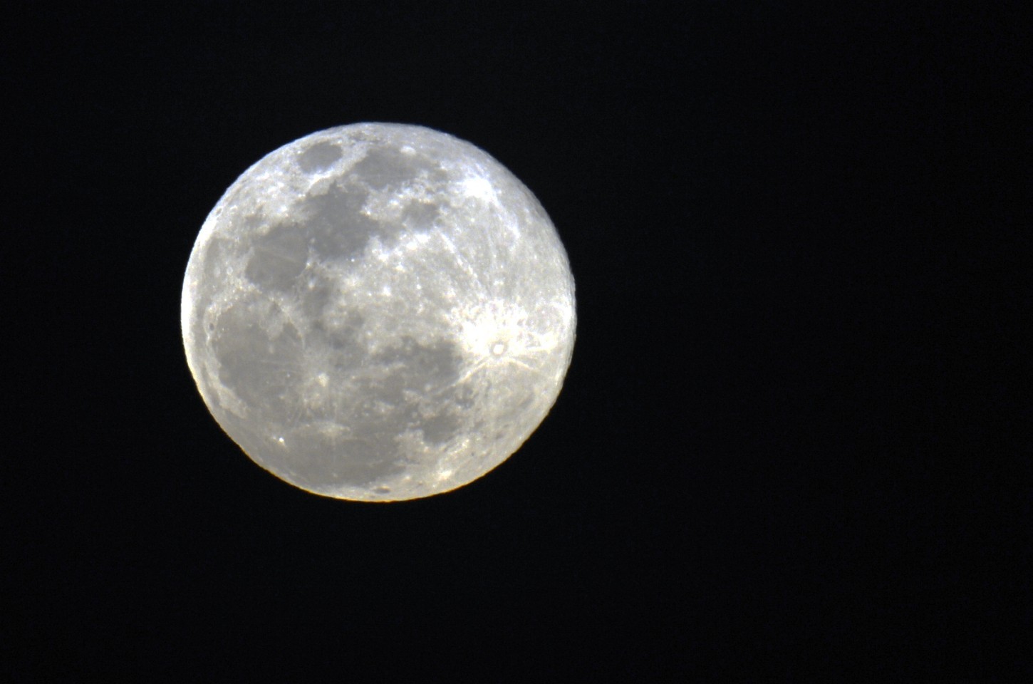 Superlua de sábado: entenda o fenômeno e o exagero por trás do nome