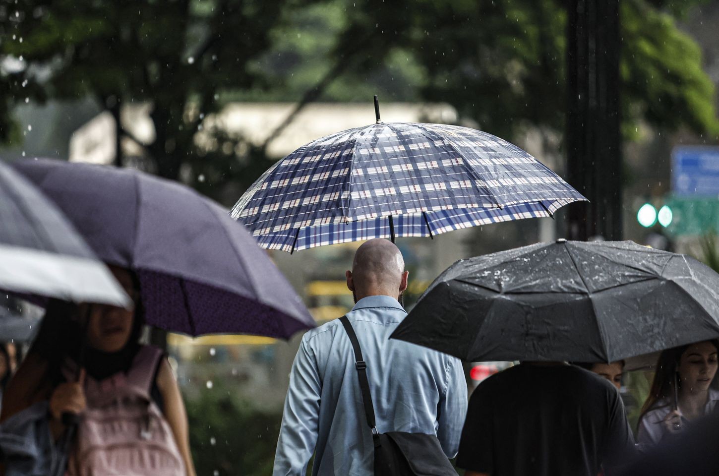 Tempestade com granizo e ventos fortes atinge São Paulo