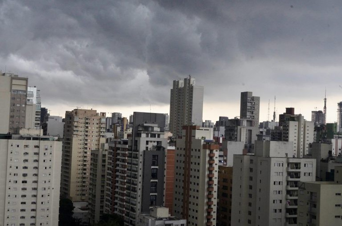 Temporais fortes e ventos marítimos atingem São Paulo nesta quarta