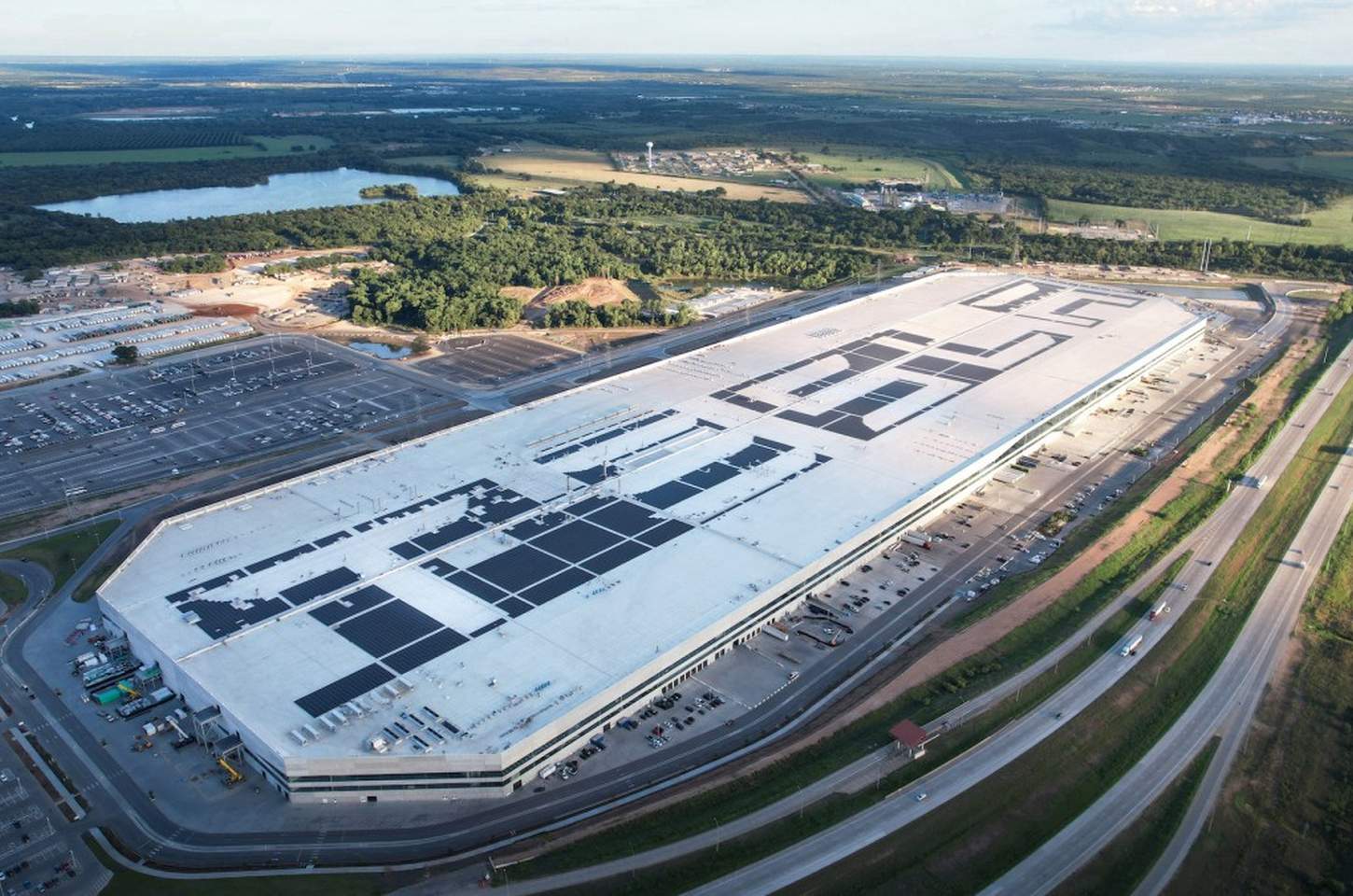 Tesla reduz 22% da força de trabalho em fábrica do Texas após queda nas vendas