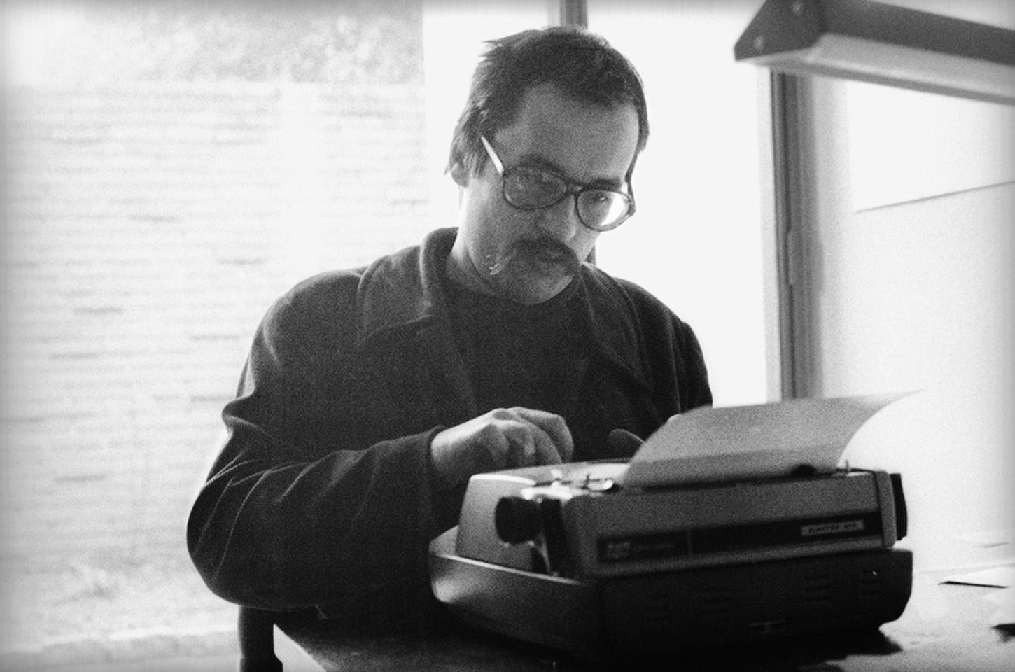 Textos de Leminski esquecidos em avião há 44 anos são entregues à família