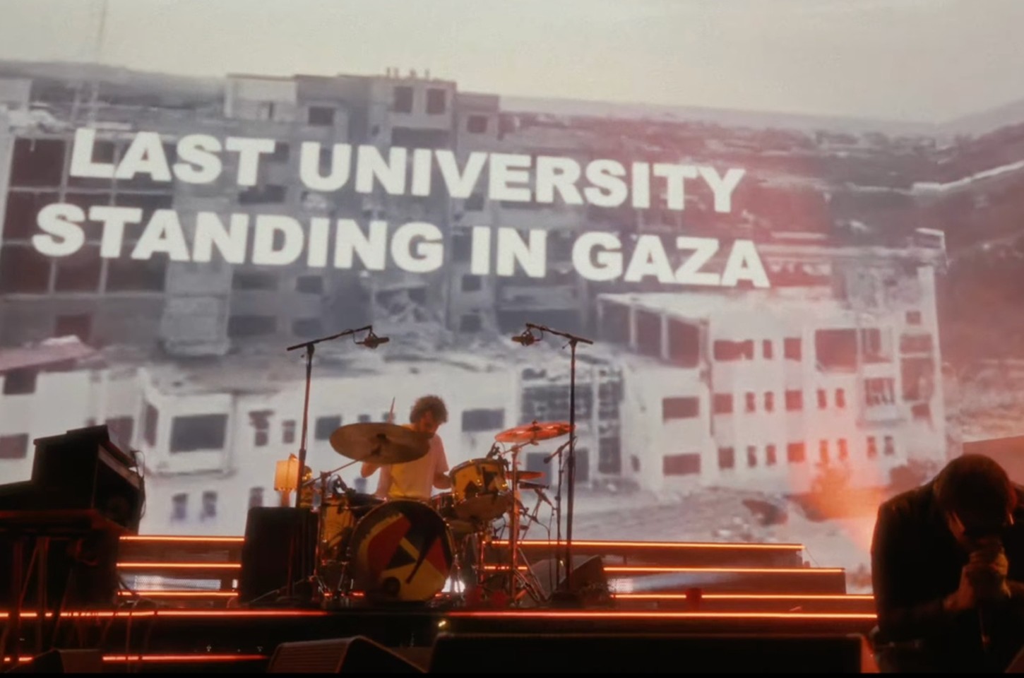 The Strokes fazem protesto político no Coachella com críticas à política externa dos EUA