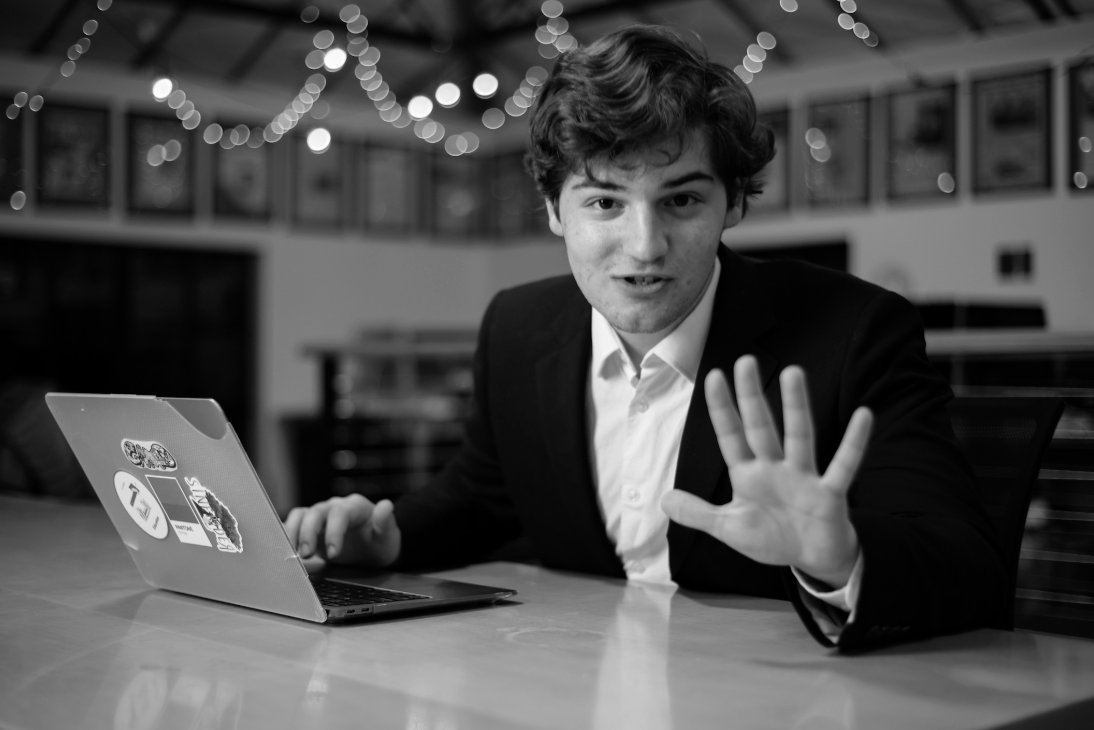 Theo Baker: o jovem jornalista que desafia Stanford e o Vale do Silício