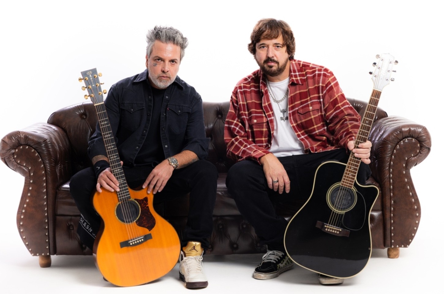 Thiago Castanho e Marcão Britto revivem Charlie Brown Jr. em acústico