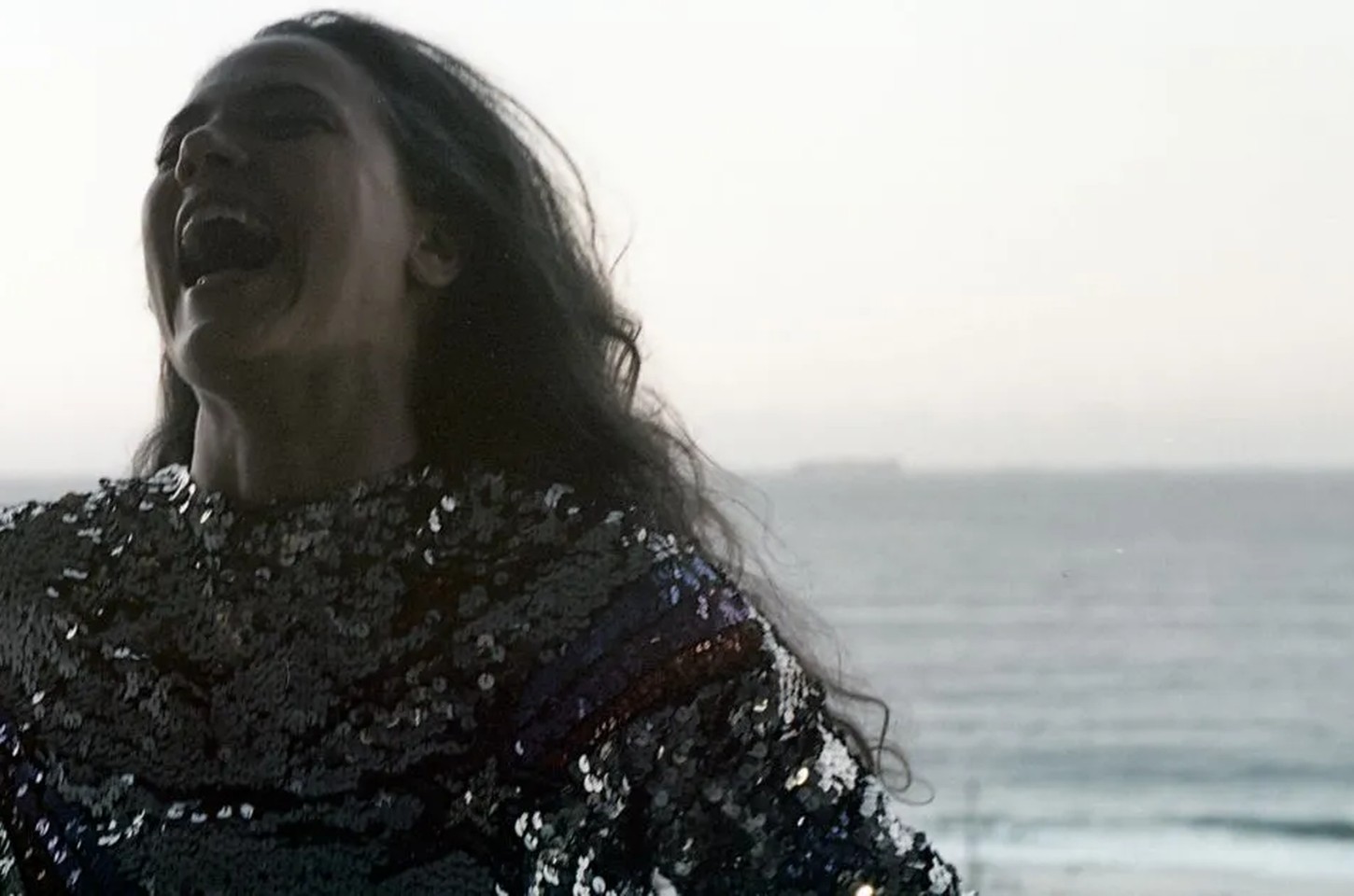 Tiê lança single 'Contato' com filha Liz e inspiração em Carl Sagan