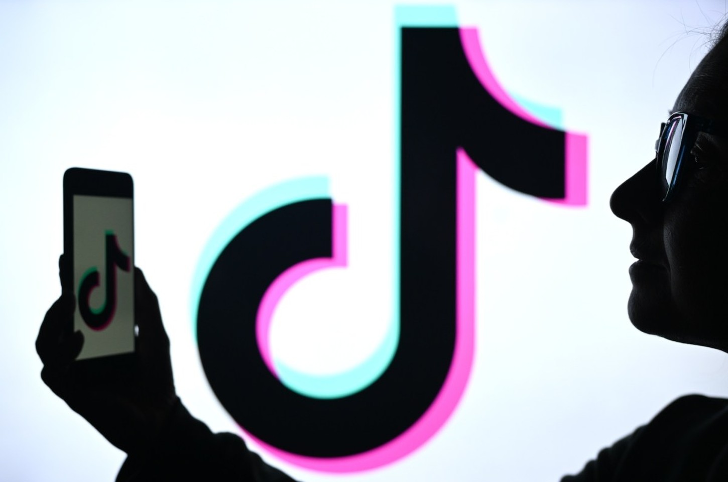 TikTok enfrenta nova queda nos EUA devido a problema em data center da Oracle