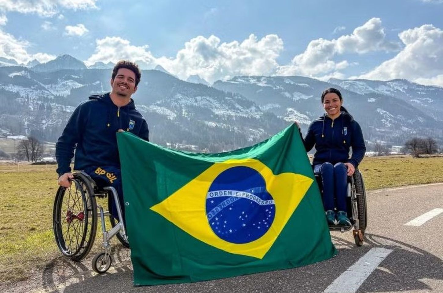 Time São Paulo leva bandeira do Brasil na abertura dos Jogos Paralímpicos de Inverno