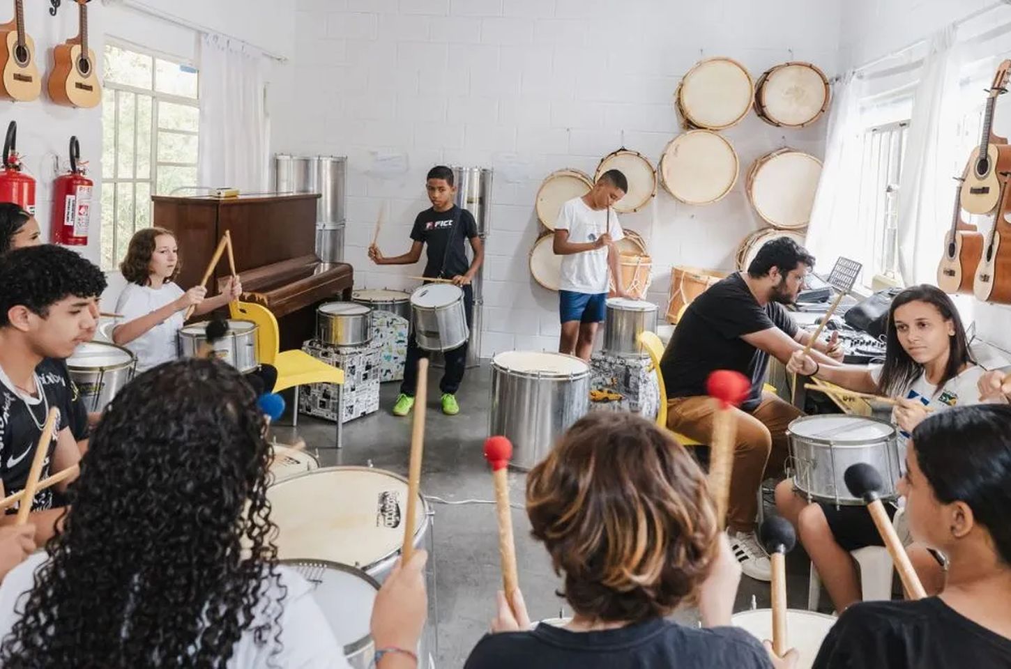 Tomorrowland Brasil realiza oficina de mixagem para jovens na Zona Sul de São Paulo