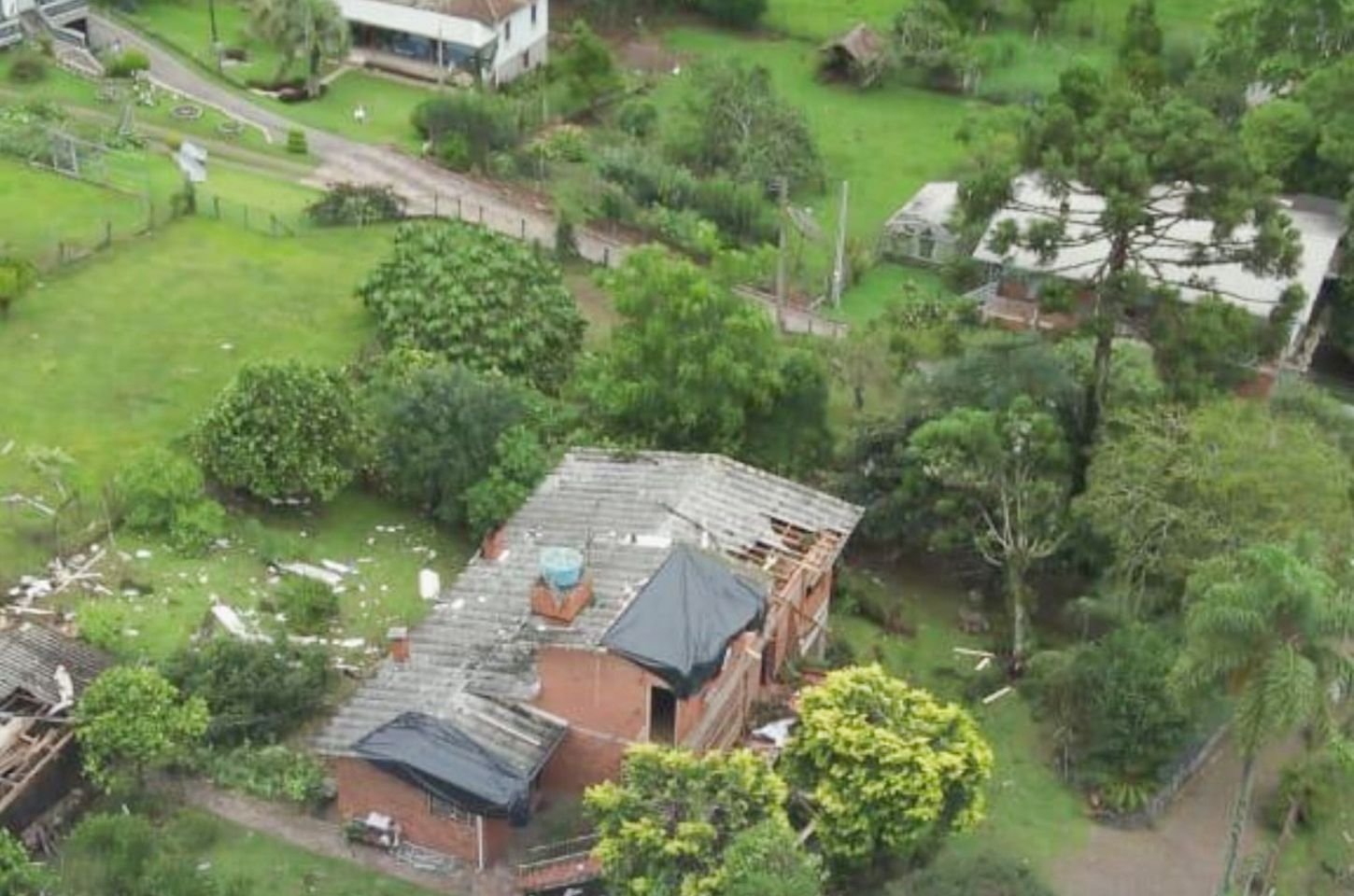Tornado atinge Farroupilha e causa estragos na véspera de Natal