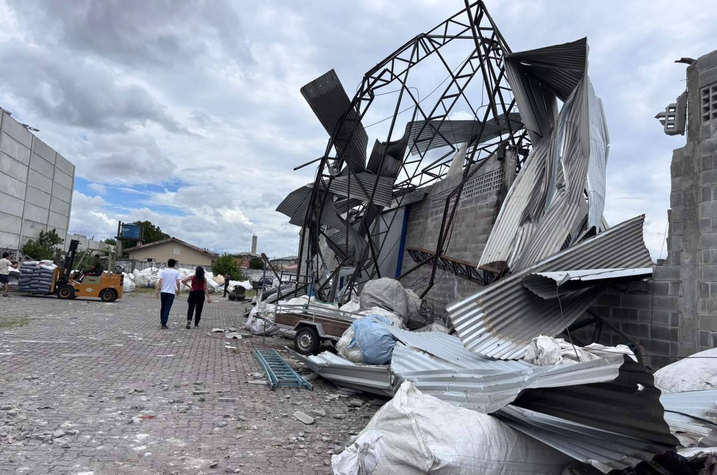 Tornado de 180 km/h atinge São José dos Pinhais e deixa rastro de destruição