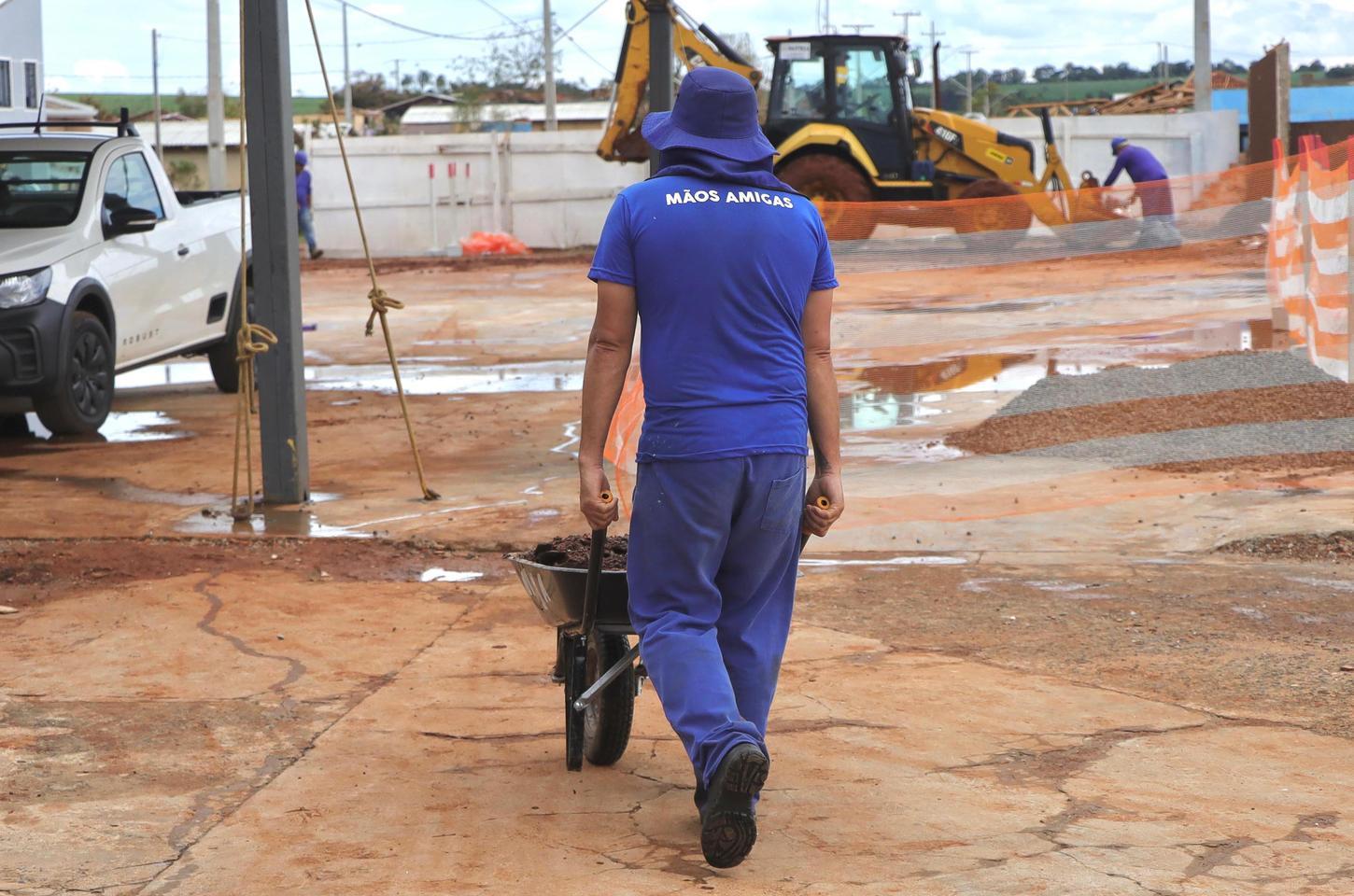 Trabalho de presos acelera recuperação de escolas após tornado no Paraná