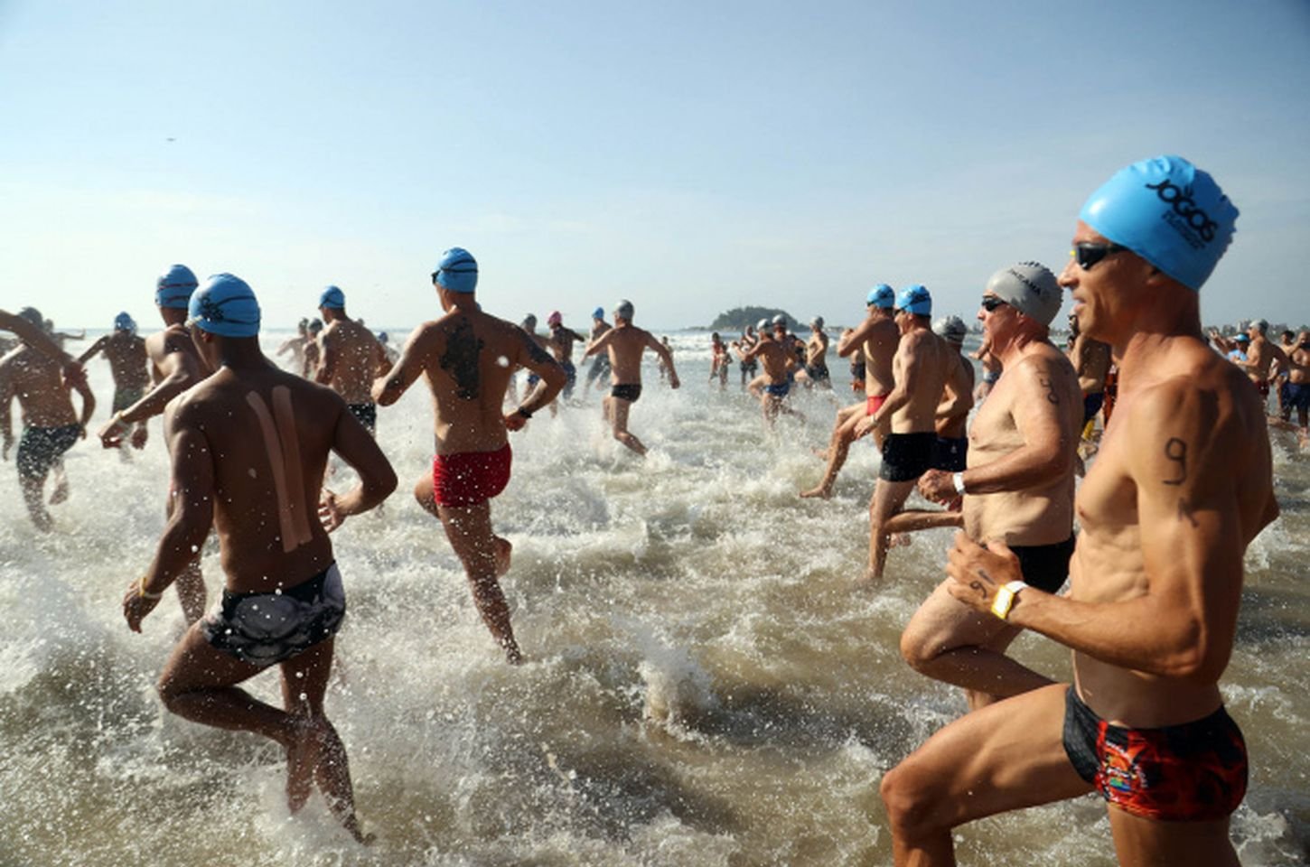 Travessia de Guaratuba reúne 570 atletas neste domingo no litoral paranaense
