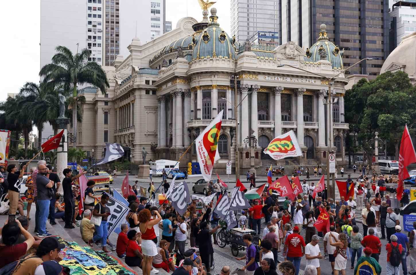 Três anos após 8 de janeiro, ato na Cinelândia defende democracia e rejeita anistia