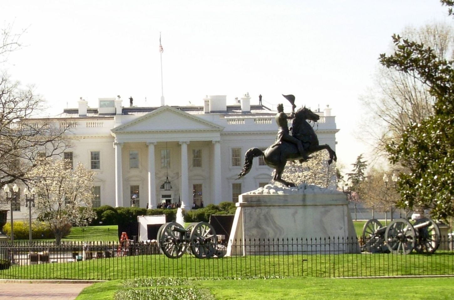 Trump e Petro marcam reunião na Casa Branca para discutir combate às drogas