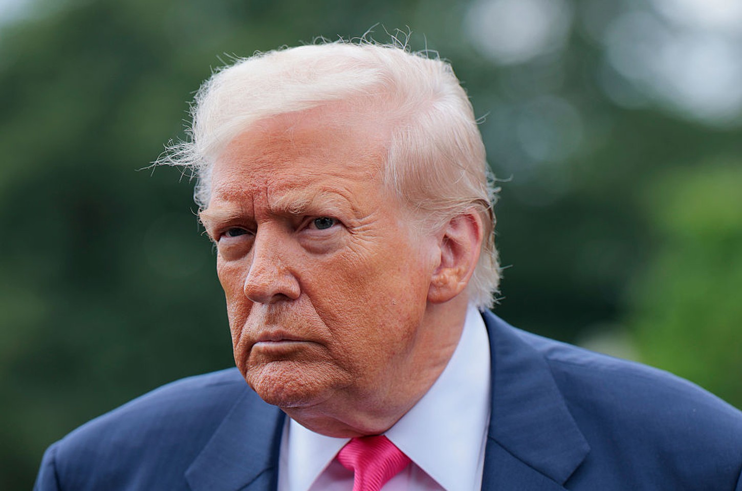 Trump proíbe uso de IA da Anthropic no governo após disputa com Pentágono