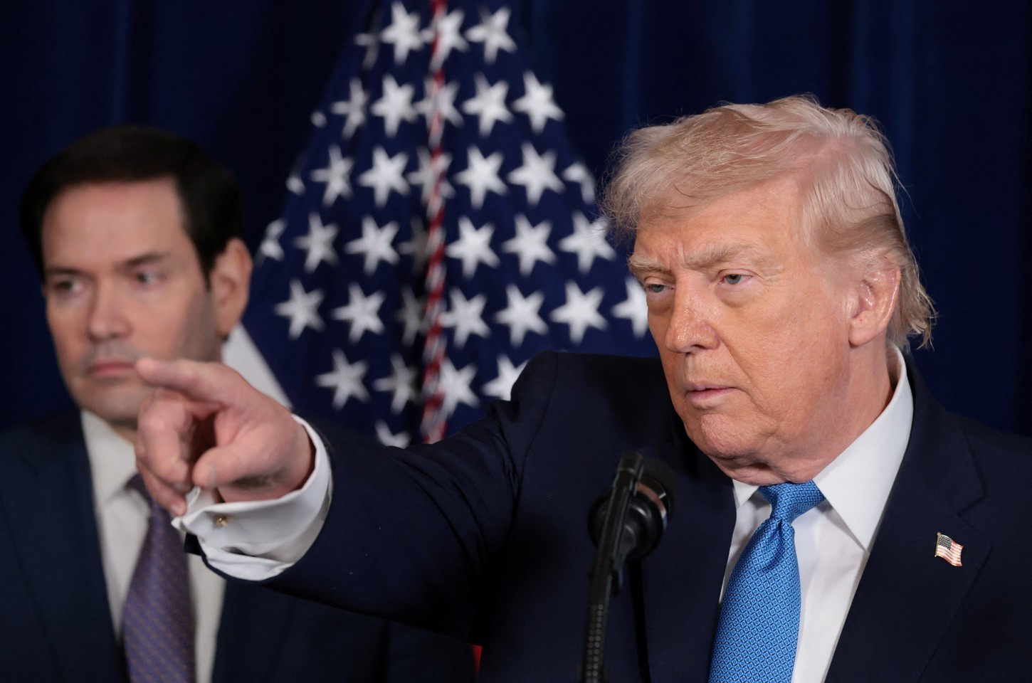 Trump sinaliza diálogo com vice de Maduro e fala em administrar Venezuela