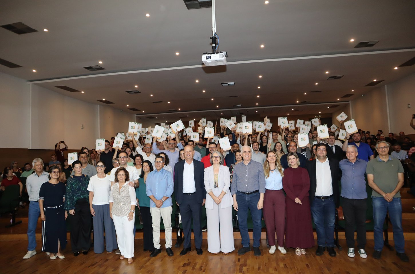 UEL empossa 87 novos professores efetivos após dez anos sem concursos