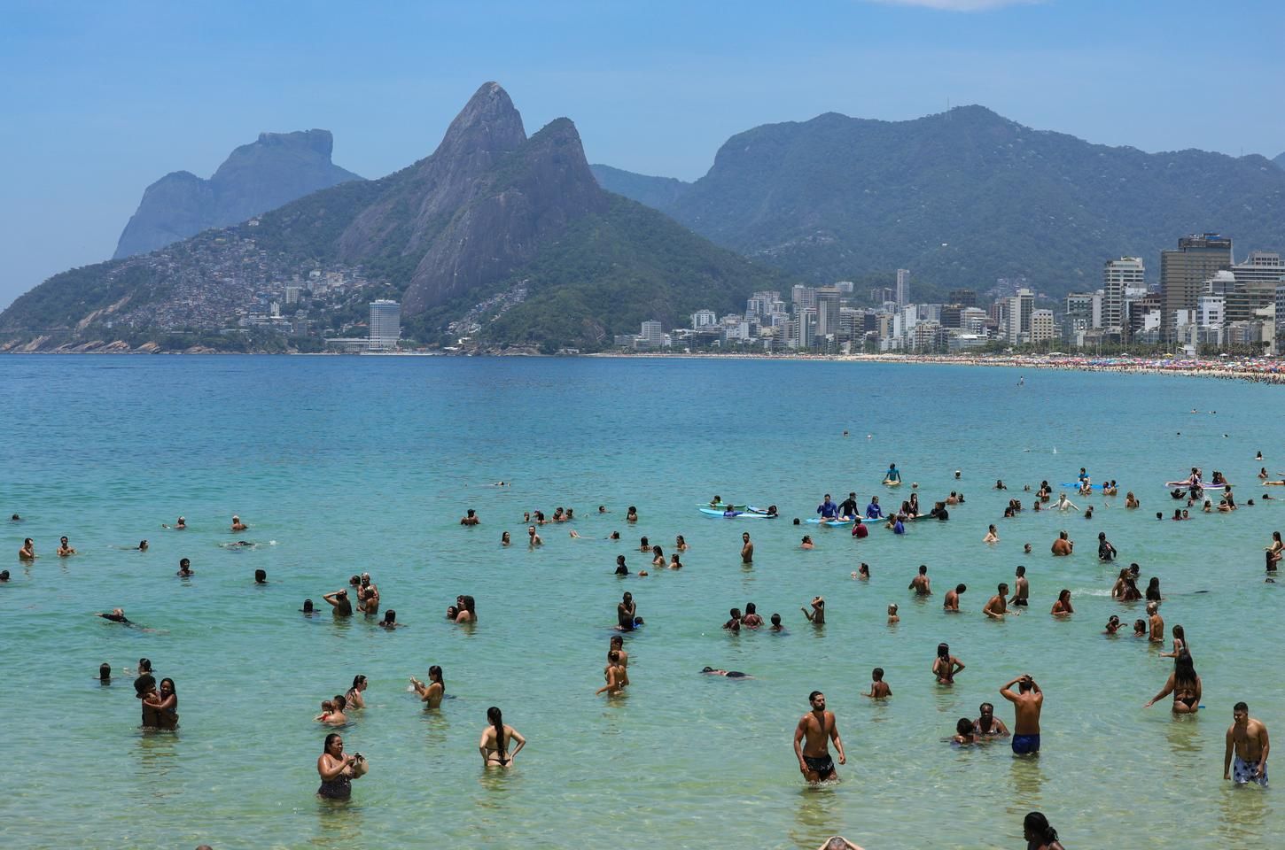 Ultraleve cai no mar de Copacabana e corpo do piloto é resgatado