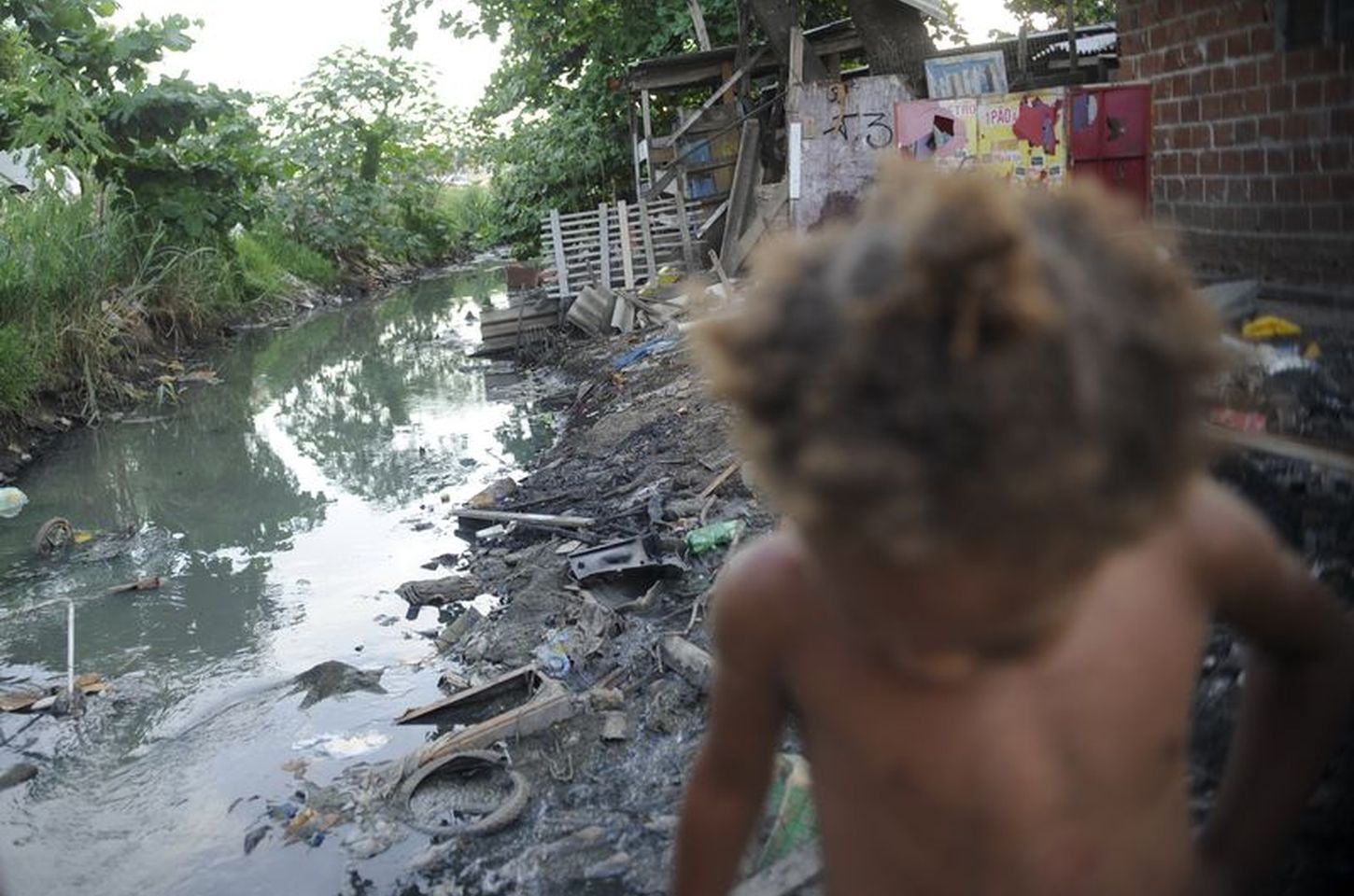 Uma em cada cinco crianças sofre privações severas em países pobres