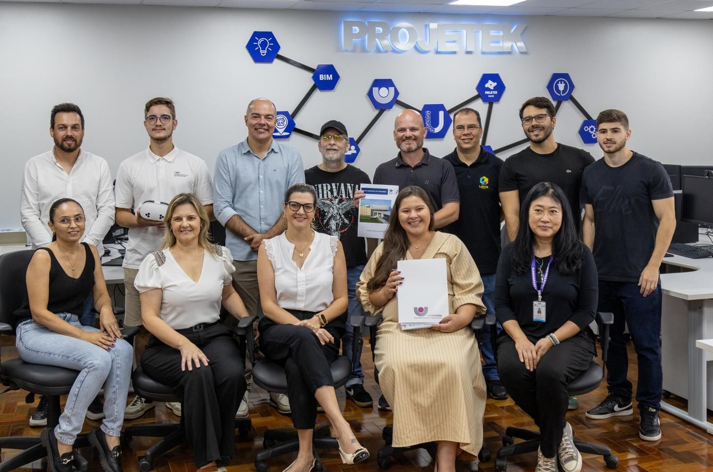 Unioeste entrega projeto de nova escola municipal para Cafelândia