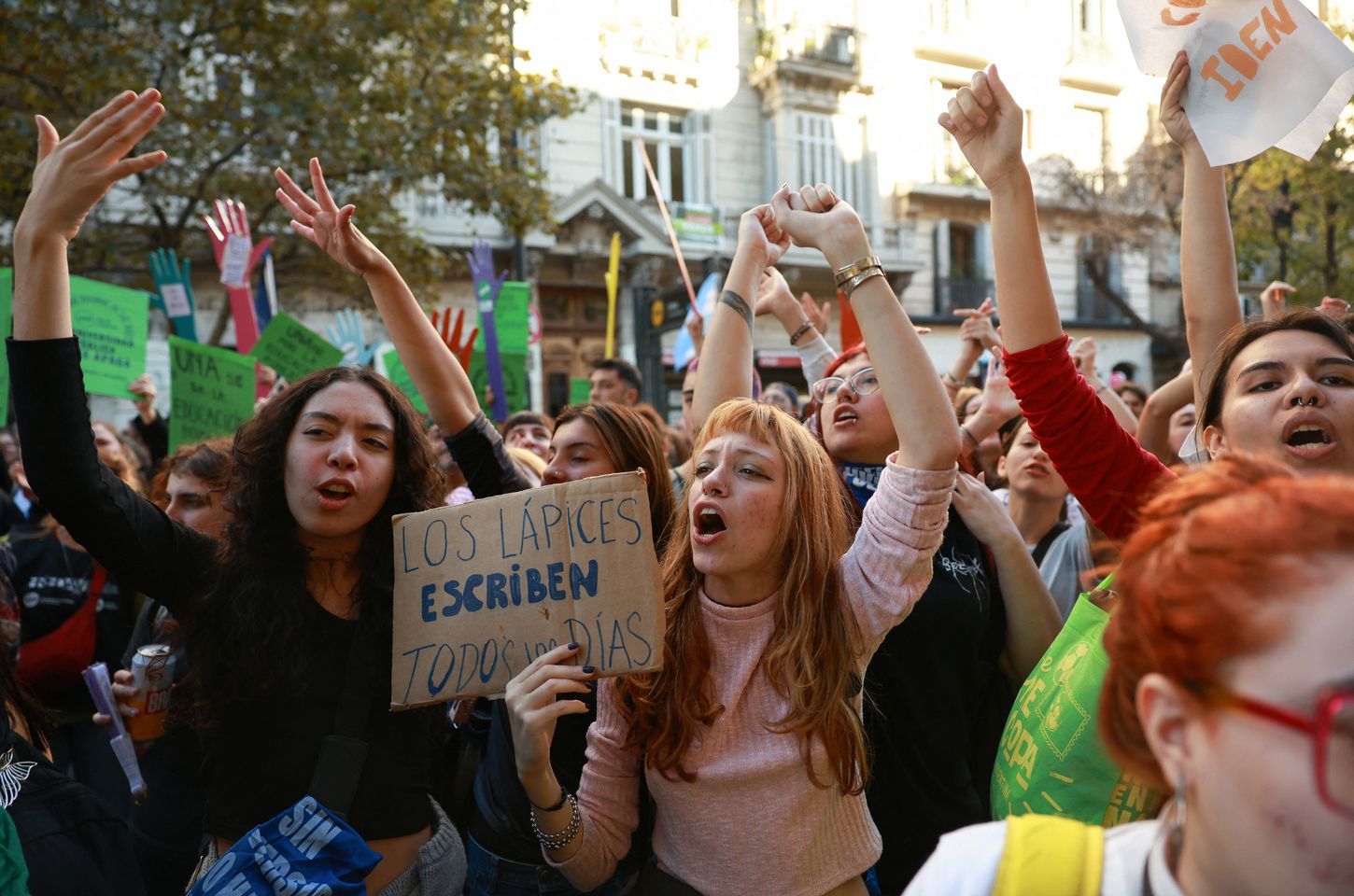 Universitários argentinos fazem quarta marcha nacional contra cortes de orçamento