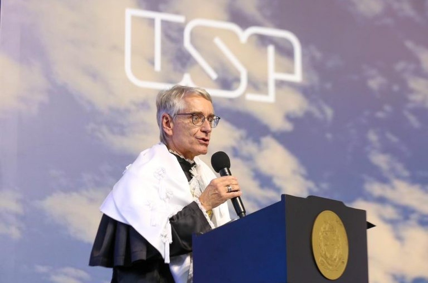 USP tem novo reitor e vice-reitora empossados para o período 2026-2030