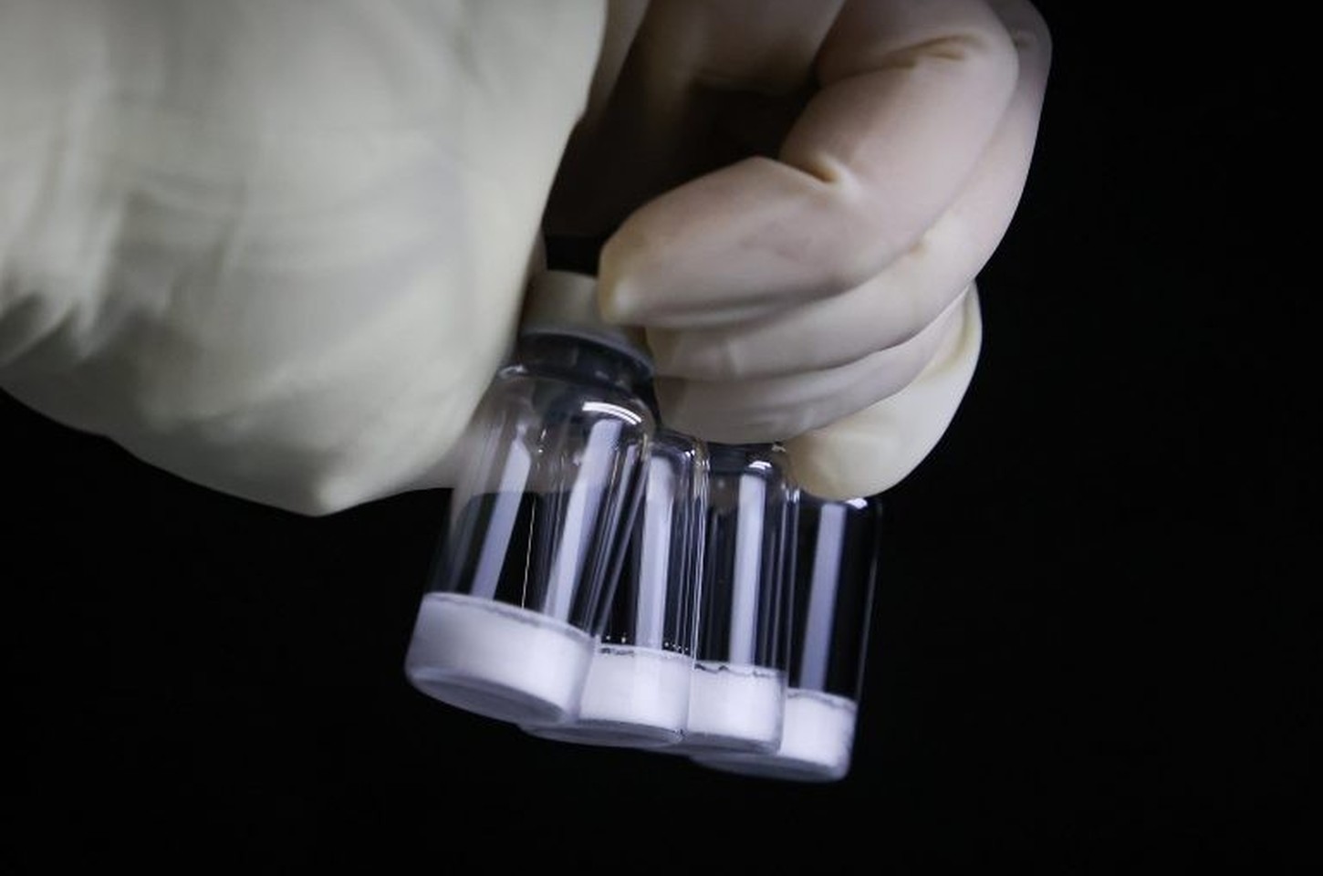 Vacina da dengue do Butantan chega em pó para facilitar distribuição