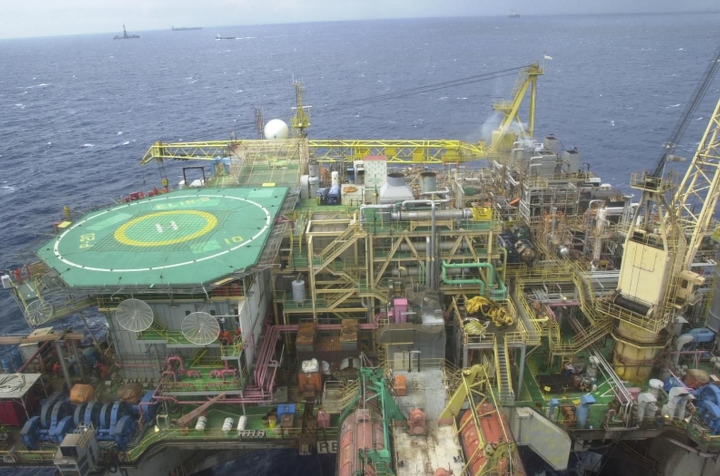 Vazamento de gás paralisa plataforma P-40 da Petrobras no Rio