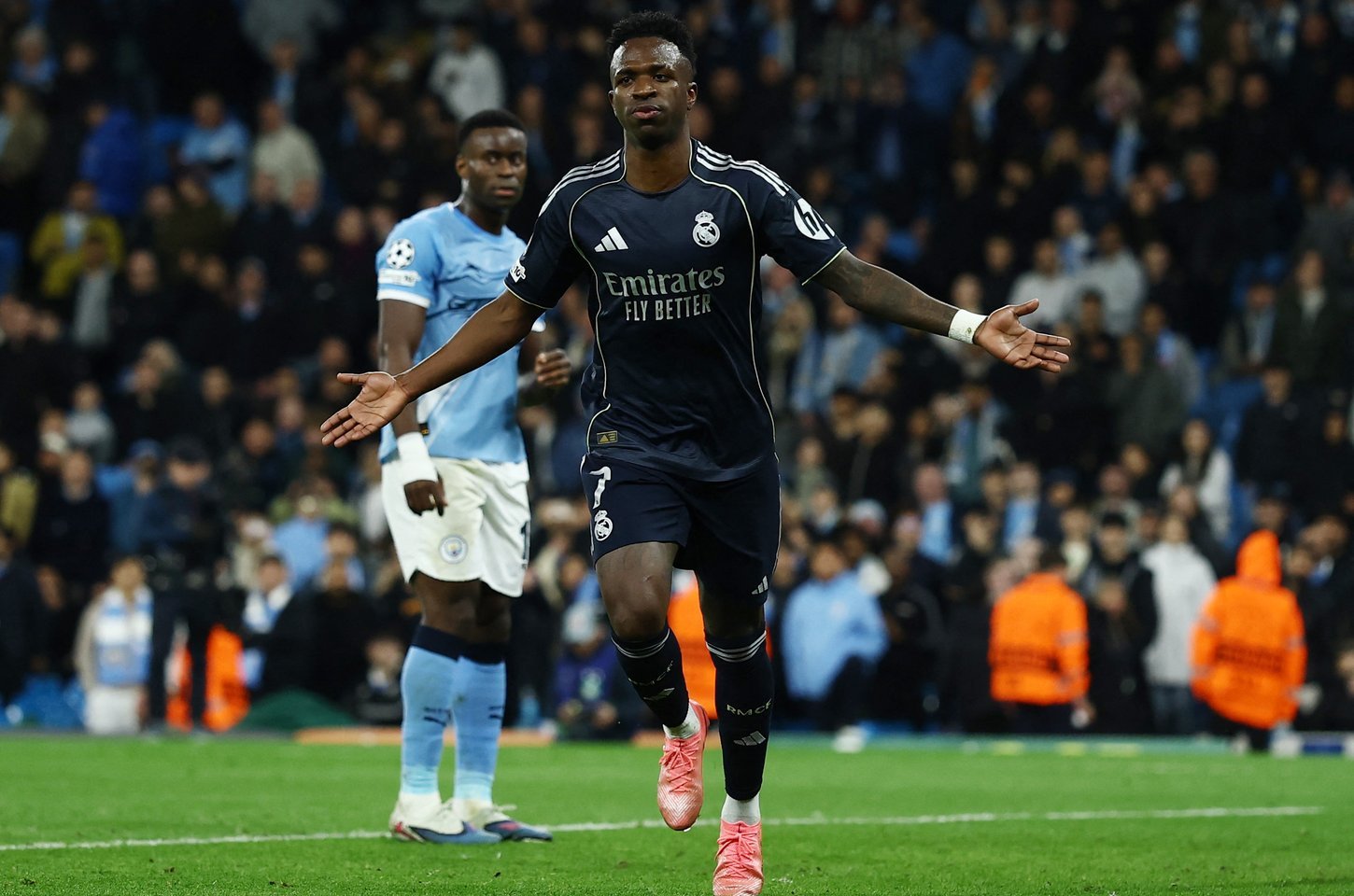 Vini Jr brilha e leva Real Madrid às quartas da Champions