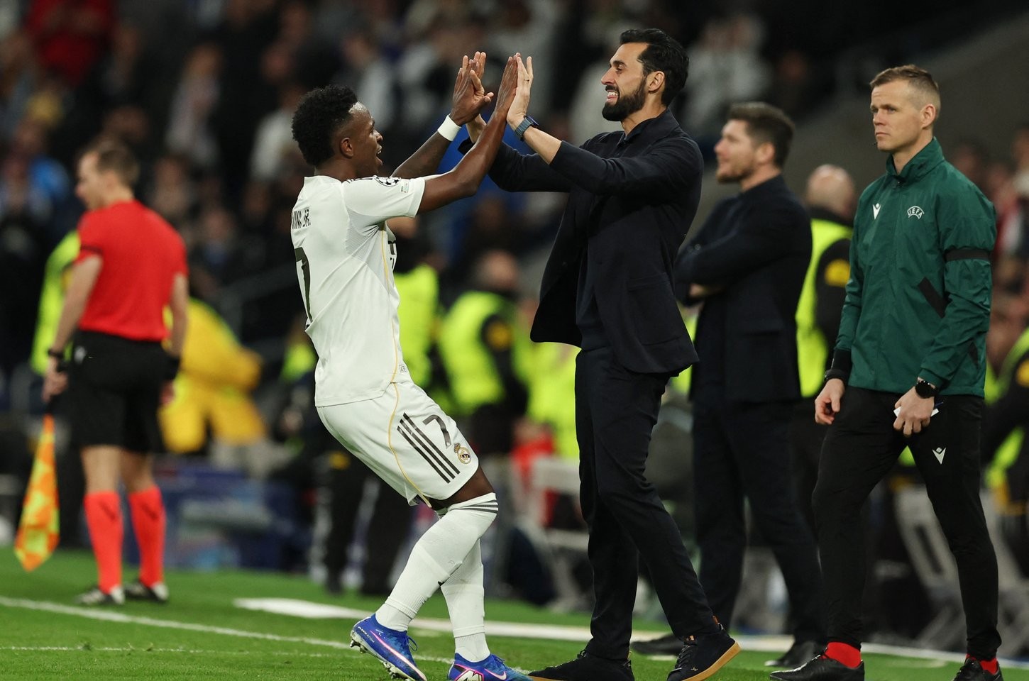 Vinicius Júnior responde às vaias com atuação de gala na Champions