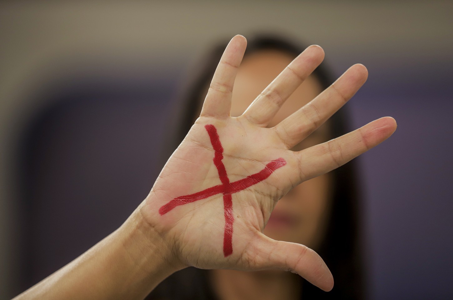 Violência doméstica atinge 3,7 milhões de mulheres e expõe crianças no Brasil